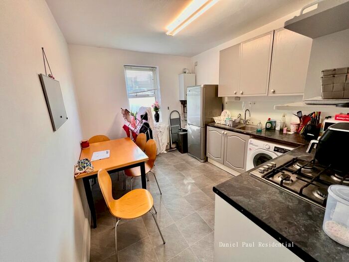 2 Bedroom Flat To Rent In Leighton Road, London, W13