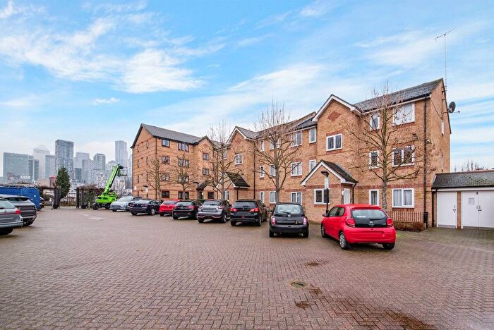 1 Bedroom Flat To Rent In Ringwood Gardens, Canary Wharf, London, E14