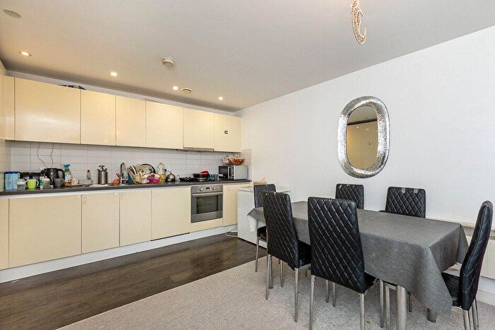 2 Bedroom Apartment For Sale In Queensway, Redhill, Surrey, RH1