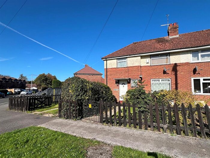 3 Bedroom Semi-detached House For Sale In Sandys Road, Basingstoke, RG22