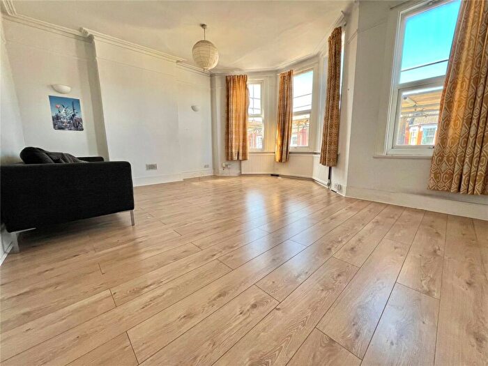 3 Bedroom Apartment To Rent In Brownlow Road, London, N11