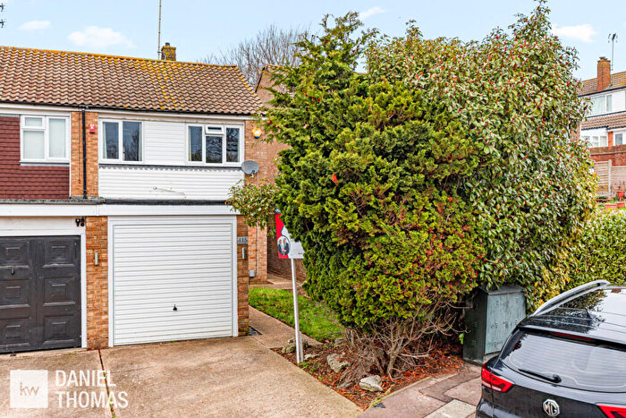 3 Bedroom Semi Detached House For Sale In Roundhills, Waltham Abbey, EN9