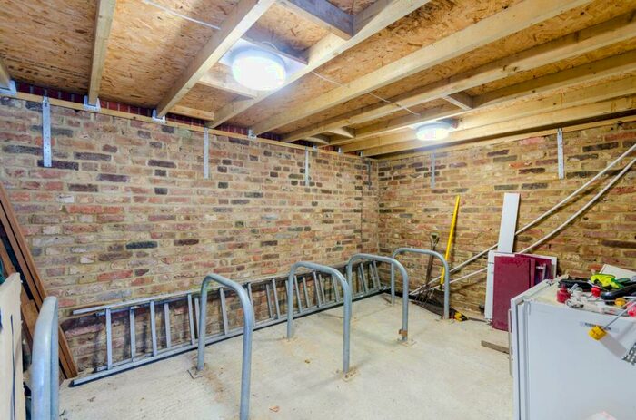 2 Bedroom Flat To Rent In Berrylands Road, Surbiton, KT5