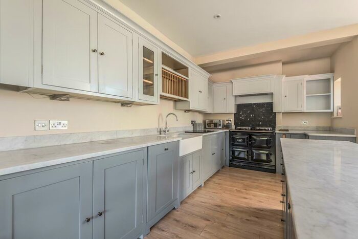 5 Bedroom End Of Terrace House For Sale In Silchester, Hampshire, RG7