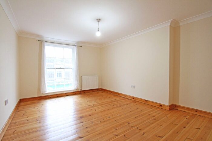 2 Bedroom Flat To Rent In High Street, Banbury, Oxon, OX16