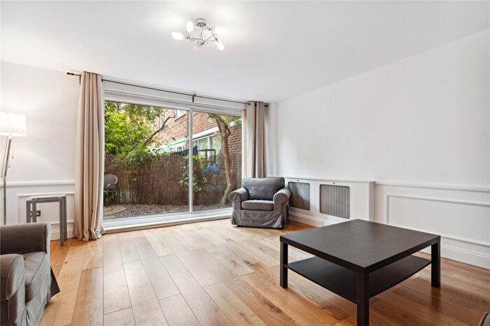 3 Bedroom Maisonette To Rent In Fellows Court, Weymouth Terrace, E2