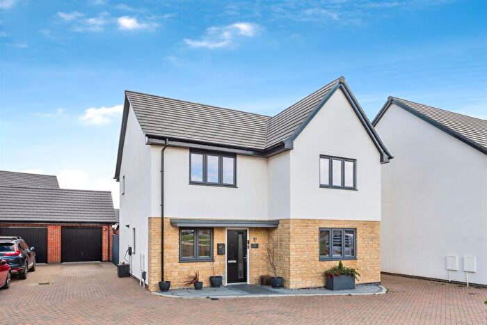 4 Bedroom Detached House For Sale In Wheatfield Drive, Curbridge, Witney, OX29