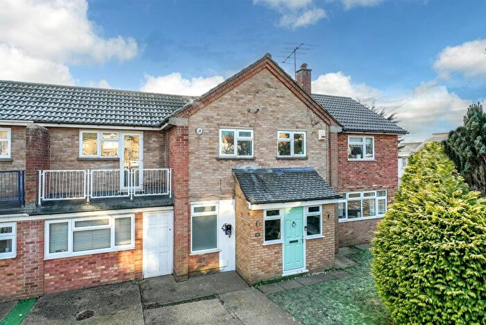 4 Bedroom Semi Detached House For Sale In Richardson Close, London Colney, St. Albans, AL2