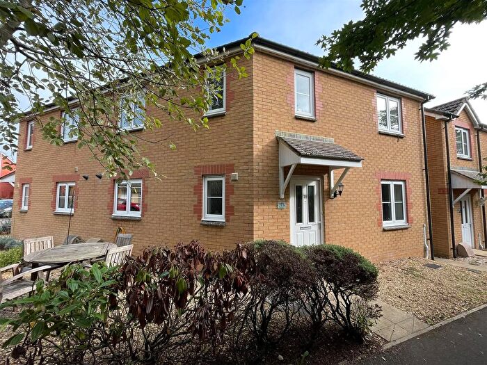 3 Bedroom Semi-Detached House For Sale In Kingswood Road, Crewkerne - Garage, TA18