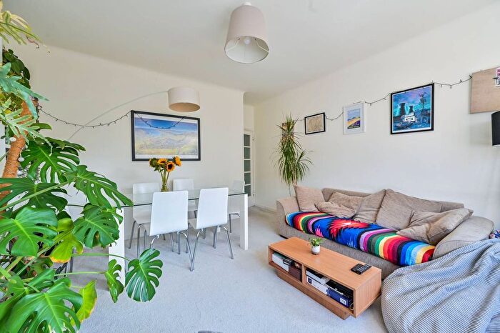 2 Bedroom Flat To Rent In Hillyard Street, Oval, London, SW9