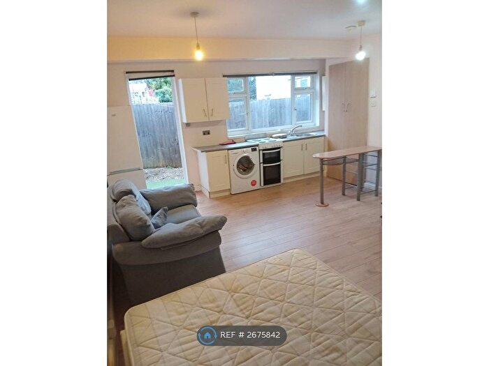 1 Bedroom Flat To Rent In Stradbroke Grove, Ilford, IG5