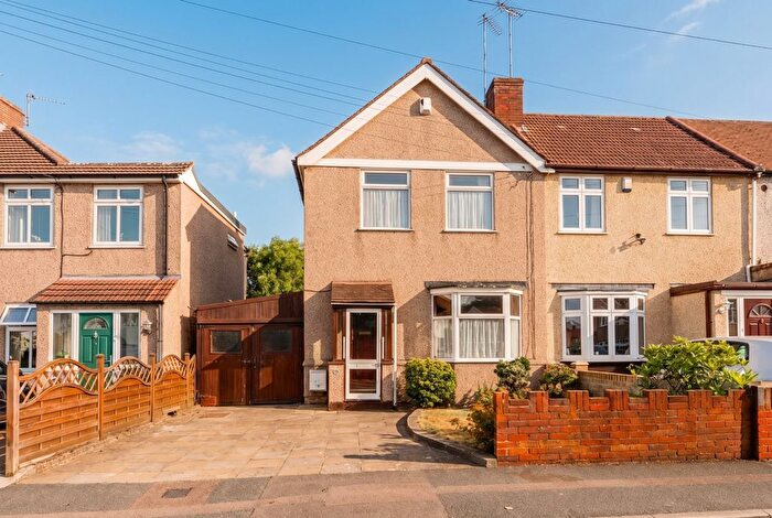 3 Bedroom End Of Terrace House For Sale In Oxleas Close, Welling, DA16