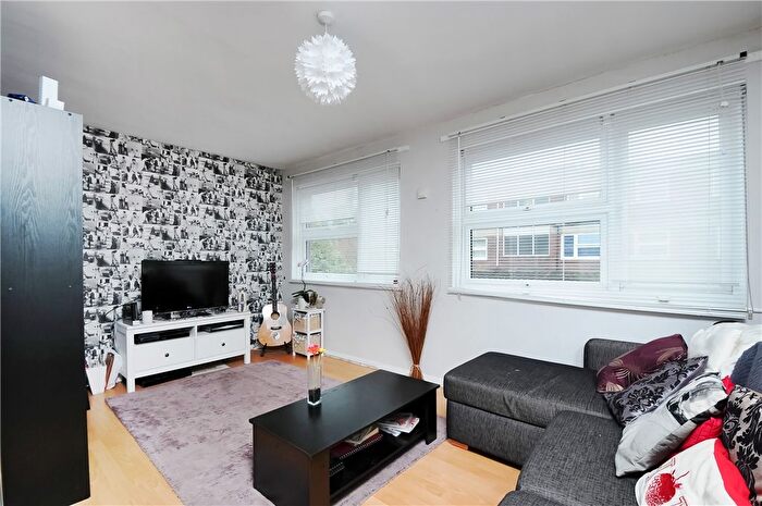 1 Bedroom Flat For Sale In Larch Close, London, SW12