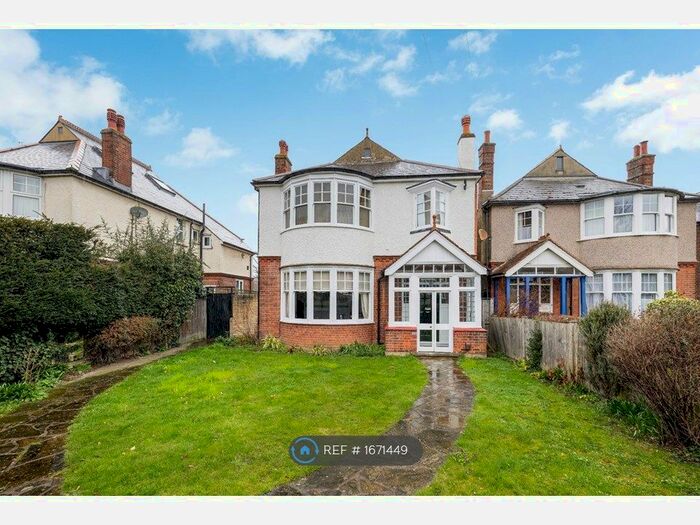 4 Bedroom Detached House To Rent In The Green, Sidcup, DA14
