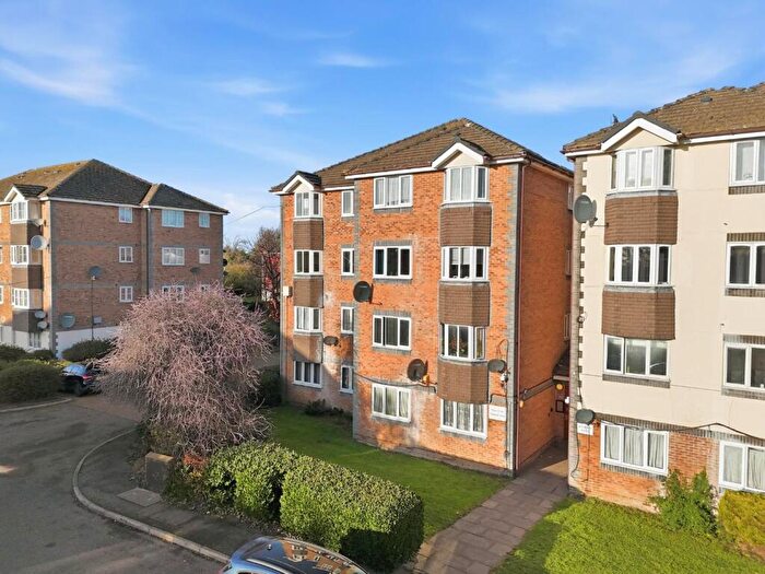 1 Bedroom Flat For Sale In Tennyson Close, Scotland Green Road, EN3