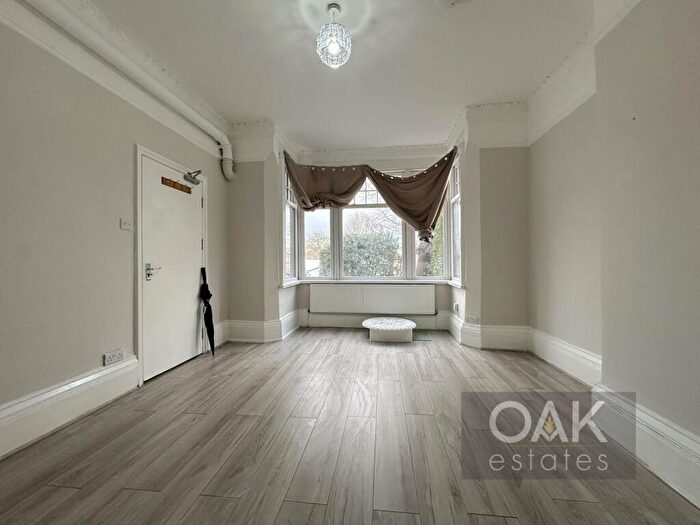 Studio To Rent In Bowes Road, London, N13