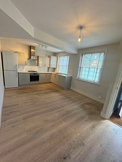 1 Bedroom Flat To Rent In Aylesbury Road, Walworth Village, London, London, SE17