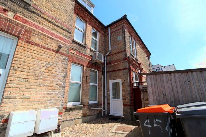 3 Bedroom Flat To Rent In Drummond Road, BH1