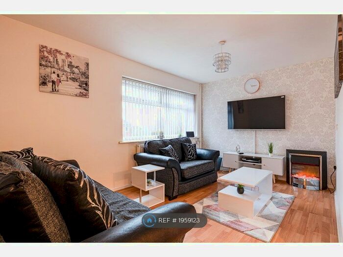 2 Bedroom Flat To Rent In Totland Close, Manchester, M12