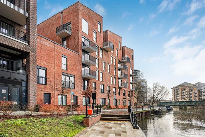 2 Bedroom Flat For Sale In Joseph Huntley Walk, Reading, RG1