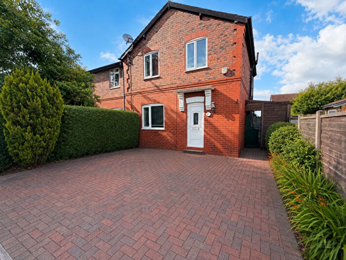3 Bedroom End Of Terrace House To Rent In Sale, M33