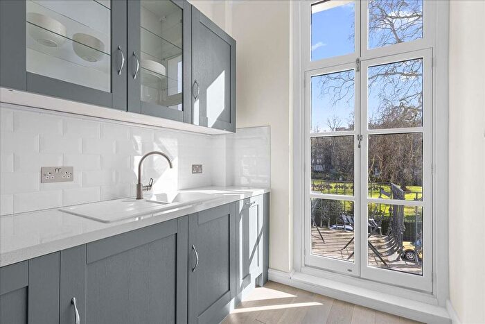 1 Bedroom Flat To Rent In Royal Crescent, London, W11