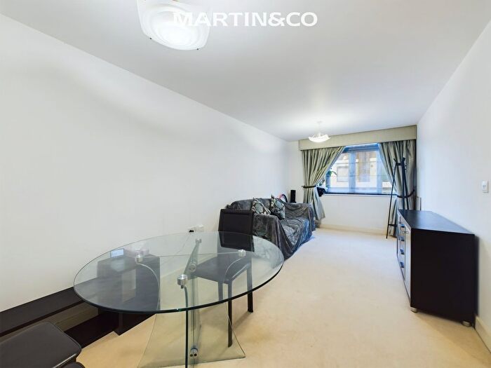 2 Bedroom Flat For Sale In Henley Court, Denham Road, TW20