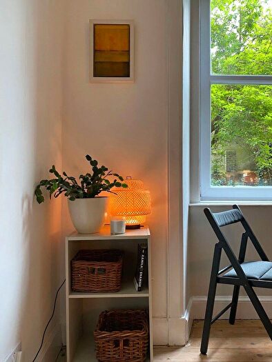 1 Bedroom Flat To Rent In Albion Road, Edinburgh, Midlothian, EH7