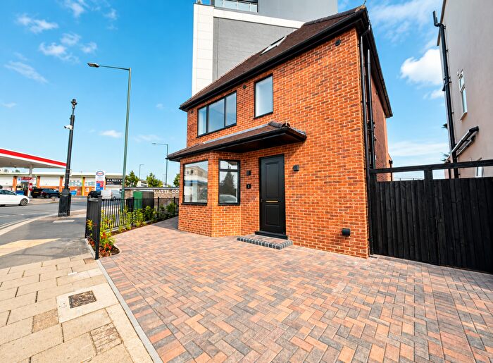 5 Bedroom House To Rent In Barnet, EN4