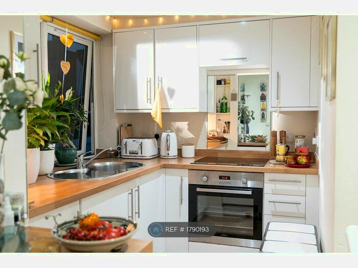 1 Bedroom Flat To Rent In Dennett Road, Croydon, CR0