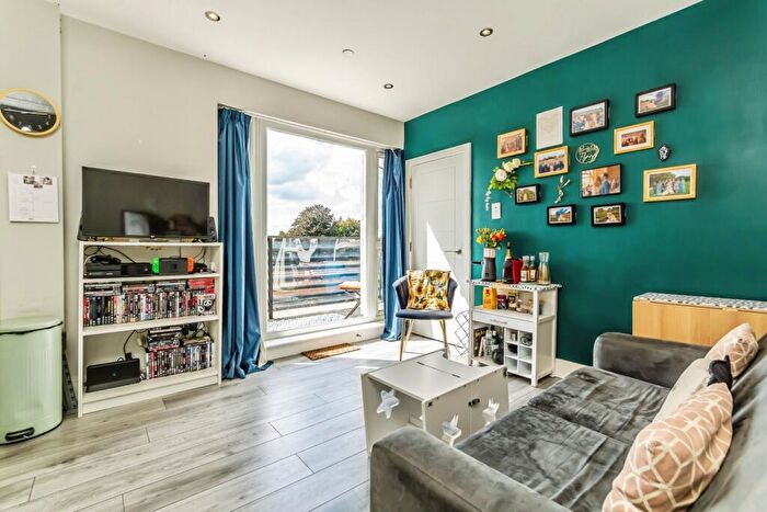 2 Bedroom Flat For Sale In Reedham Drive, Purley, Surrey, CR8