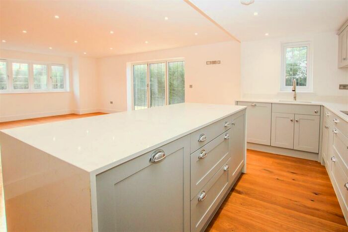 2 Bedroom Apartment For Sale In Shenfield Road, Shenfield, Brentwood, CM15