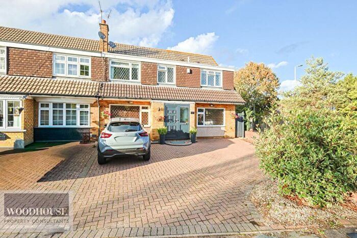 4 Bedroom Semi-Detached House For Sale In Perrysfield Road, Cheshunt, EN8