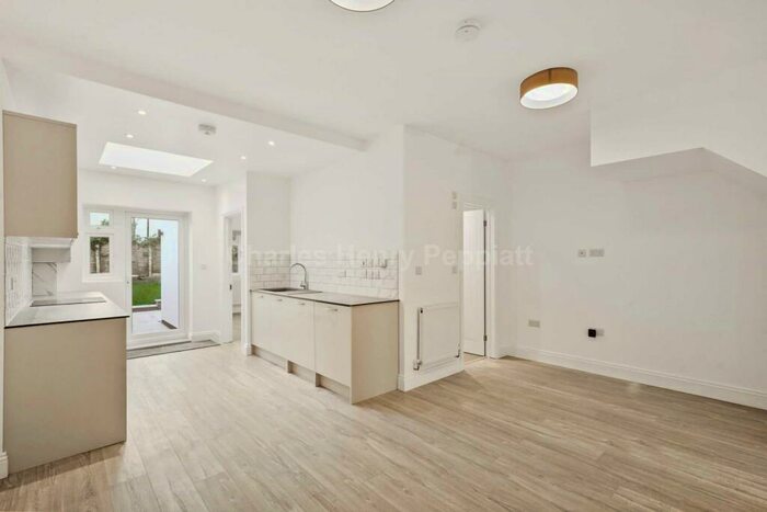 2 Bedroom Apartment To Rent In Hamilton Road, Golders Green, NW11