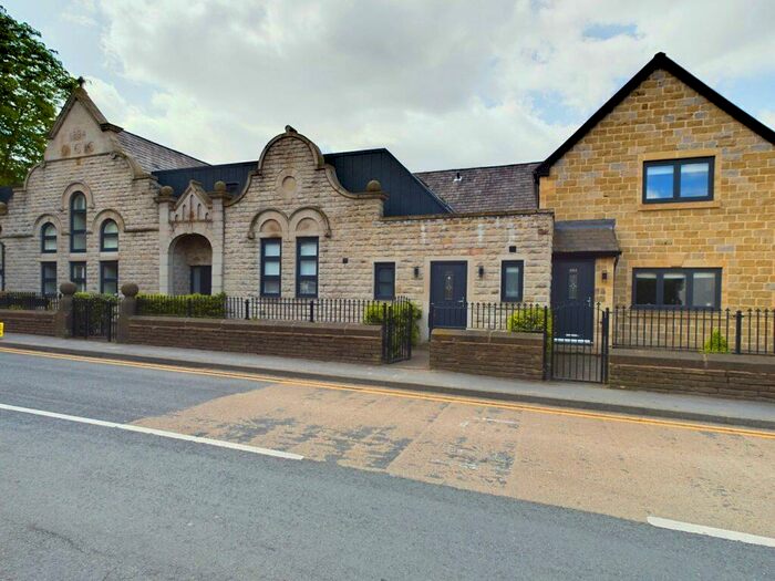 5 Bedroom Town House To Rent In B Chew Valley Road, OL3