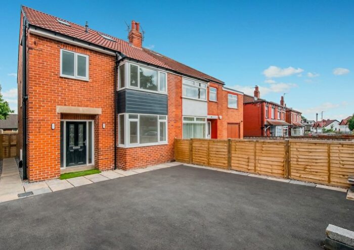 5 Bedroom Semi Detached House To Rent In Waterloo Lane, Leeds, LS13