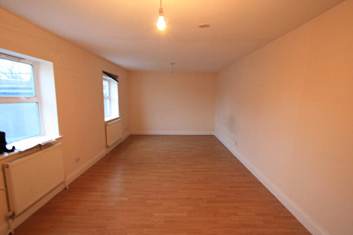 3 Bedroom Flat To Rent In Lewisham Way, London, SE14