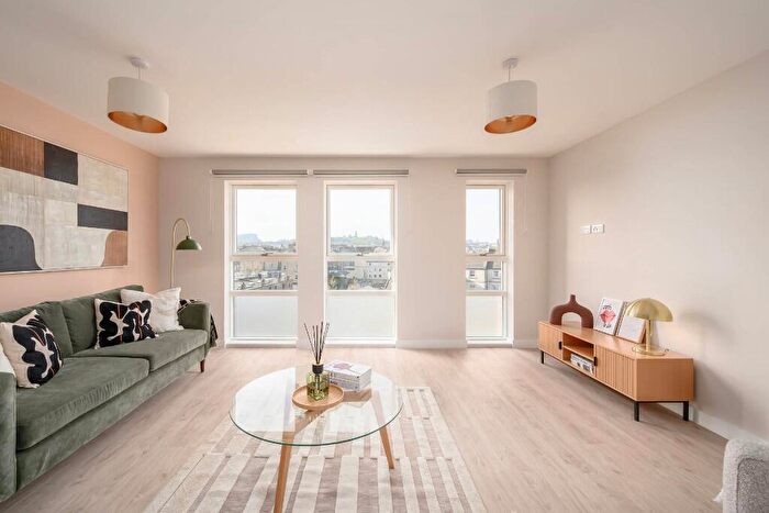 3 Bedroom Apartment To Rent In Stead's Place, Edinburgh, EH6