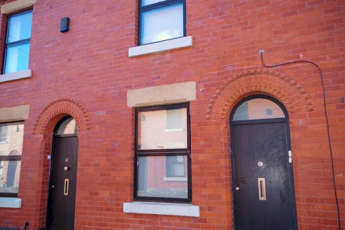 2 Bedroom Town House To Rent In Laburnum Street, Salford, M6