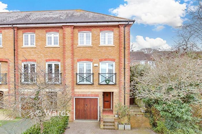 3 Bedroom End Of Terrace House For Sale In Belvedere Close, Faversham, Kent, ME13