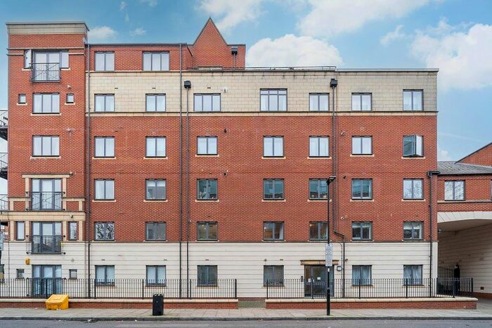 3 Bedroom Flat To Rent In Manor Gardens, London, N7