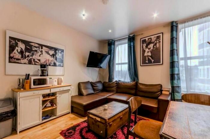 4 Bedroom Maisonette To Rent In Askew Road, Shepherd's Bush, London, W12