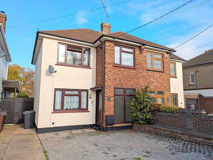 3 Bedroom Semi-detached House For Sale In Heather Drive, Hadleigh, Essex, SS7