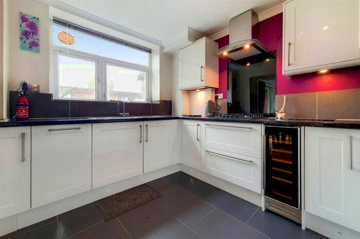 2 Bedroom Flat To Rent In River Reach, Teddington, TW11