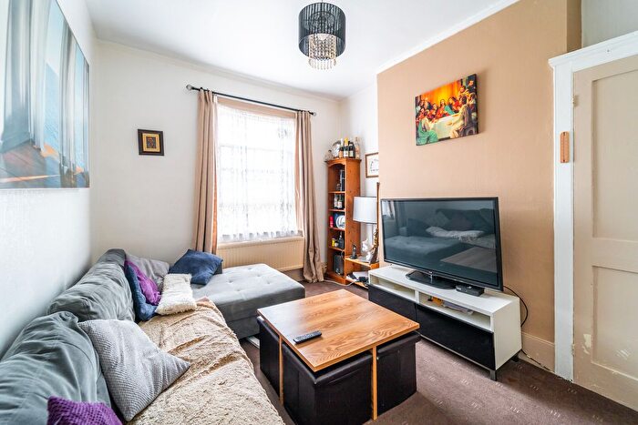 1 Bedroom Flat To Rent In Palace Road, Crouch End, London, N8