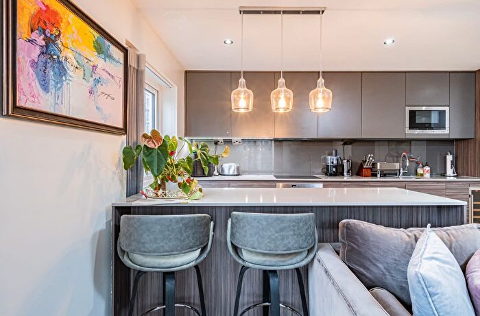 2 Bedroom Flat For Sale In East Drive, London, NW9