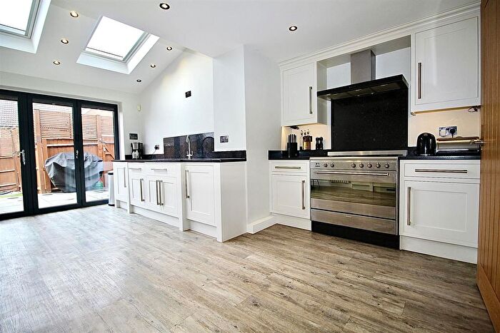 4 Bedroom Semi-Detached House To Rent In Lucern Close, Hammond Street, Cheshunt, Waltham Cross, EN7