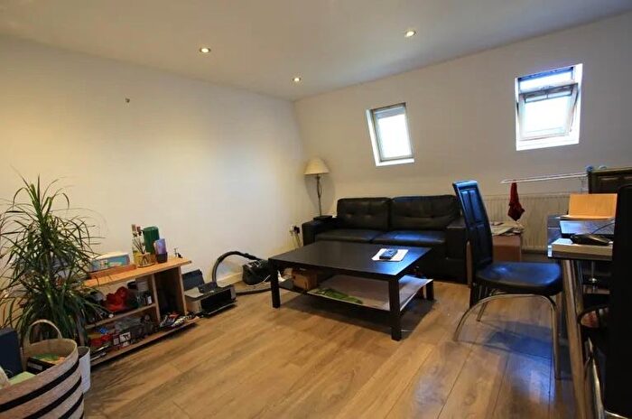 3 Bedroom Flat To Rent In Walworth Road, Elephant And Castle, SE17
