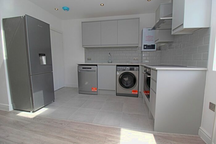 3 Bedroom Flat To Rent In Upper Richmond Road West, London, SW14