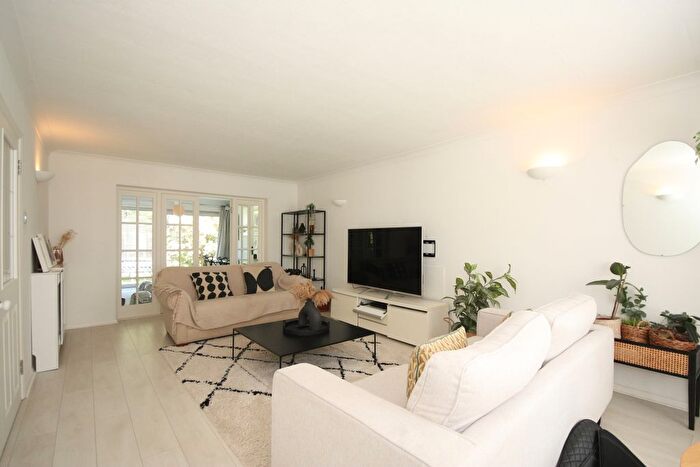 4 Bedroom Detached House To Rent In Castle Road, Woking, GU21